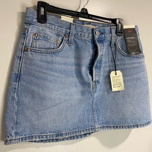 NWT Levi’s Icon mid rise jean skirt